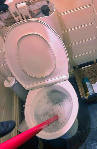 https://blockeddrainstuarthill.com.au/uploads/2025/07/blocked-toilet-74011.jpg